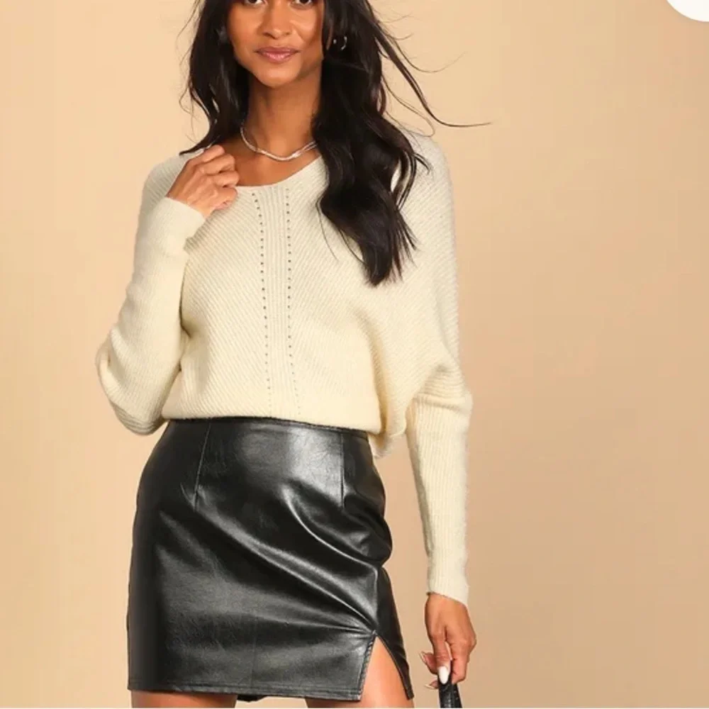 Lulus Emerson drop shoulder v-neck sweater cream 689